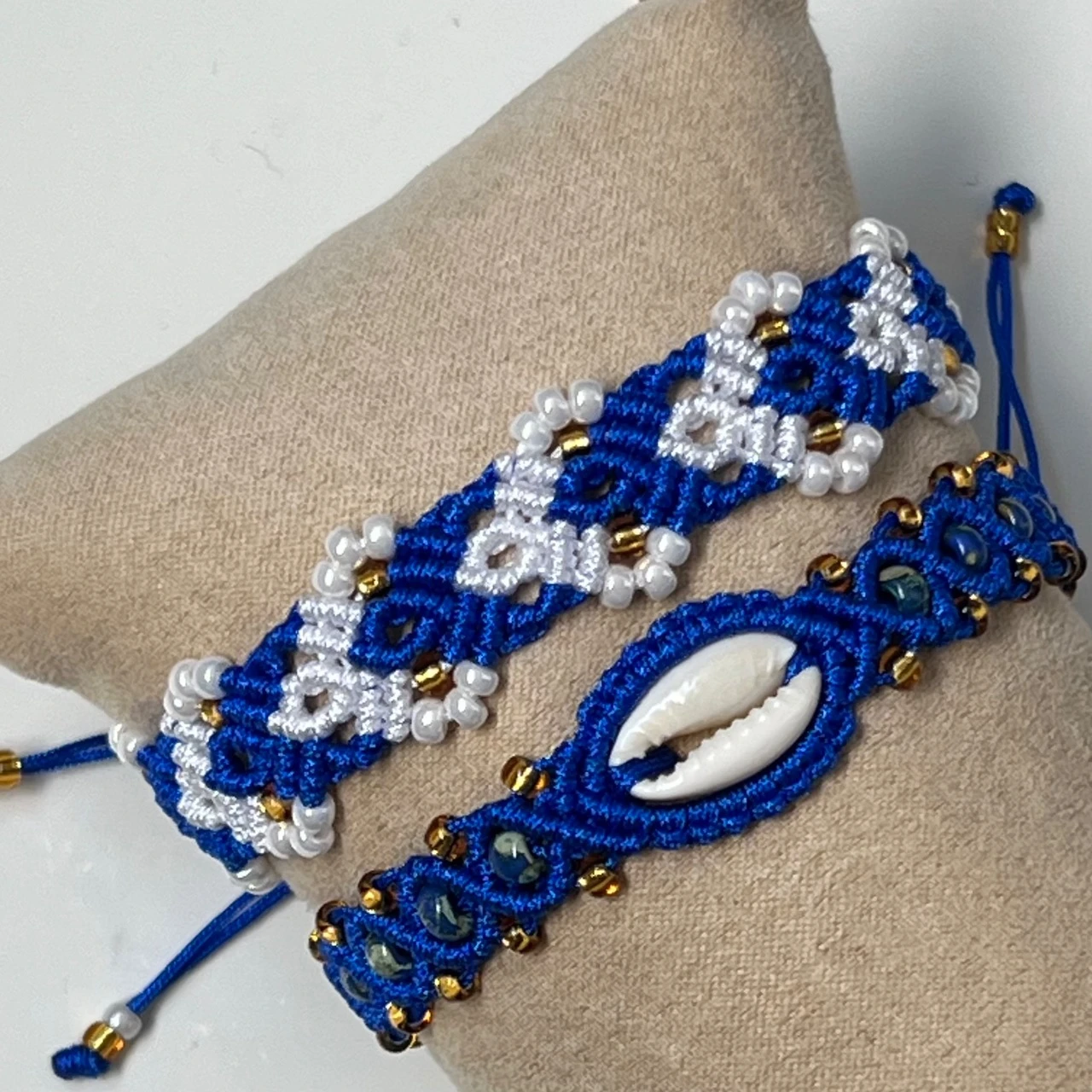 Macramé armband cobalt-wit